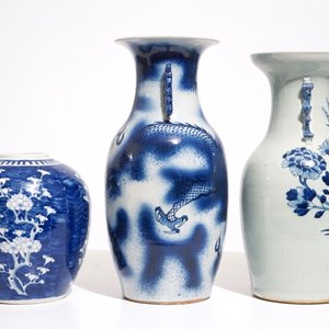 Un vase au dragon, un vase floral et un pot à gingembre en porcelaine de Chine bleu et blanc, 19ème — photo 2