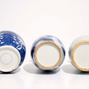 Un vase au dragon, un vase floral et un pot à gingembre en porcelaine de Chine bleu et blanc, 19ème — photo 5
