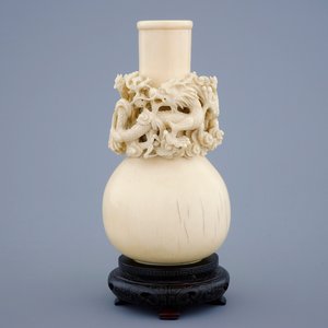 Un vase aux dragons en ivoire sculpté sur socle en bois, début du 20ème — photo 1