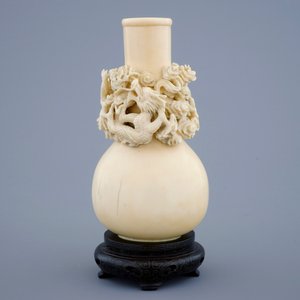 Un vase aux dragons en ivoire sculpté sur socle en bois, début du 20ème — photo 3