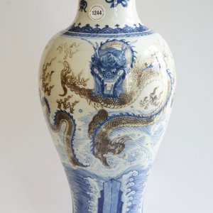 Un vase aux dragons en porcelaine de Chine bleu, blanc et rouge, Kangxi — photo 11