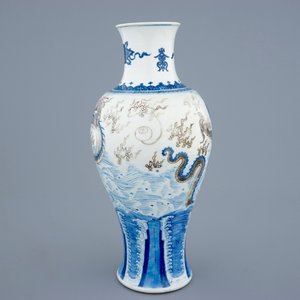 Un vase aux dragons en porcelaine de Chine bleu, blanc et rouge, Kangxi — photo 5