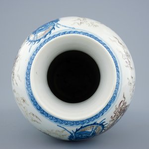 Un vase aux dragons en porcelaine de Chine bleu, blanc et rouge, Kangxi — photo 6