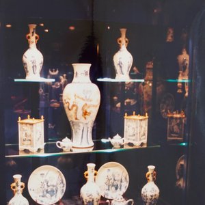 Un vase aux dragons en porcelaine de Chine bleu, blanc et rouge, Kangxi — photo 8