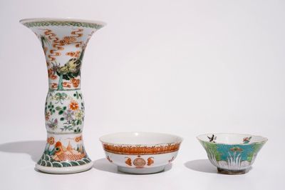 Un vase aux dragons en porcelaine de Chine famille verte et deux bols polychromes, 19ème