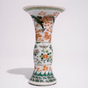Un vase aux dragons en porcelaine de Chine famille verte et deux bols polychromes, 19ème — photo 5