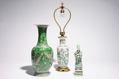 Un vase aux dragons, un vase rouleau et une figure en porcelaine de Chine famille verte, 19ème
