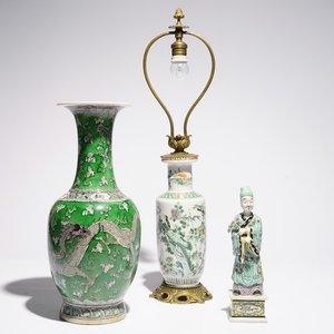 Un vase aux dragons, un vase rouleau et une figure en porcelaine de Chine famille verte, 19ème — photo 1