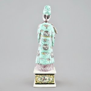Un vase aux dragons, un vase rouleau et une figure en porcelaine de Chine famille verte, 19ème — photo 11