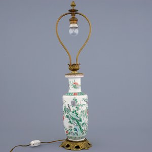 Un vase aux dragons, un vase rouleau et une figure en porcelaine de Chine famille verte, 19ème — photo 15