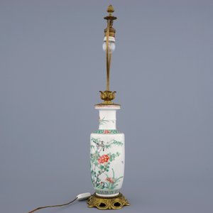 Un vase aux dragons, un vase rouleau et une figure en porcelaine de Chine famille verte, 19ème — photo 16