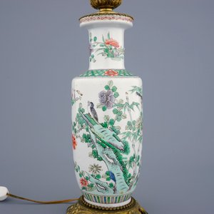 Un vase aux dragons, un vase rouleau et une figure en porcelaine de Chine famille verte, 19ème — photo 19