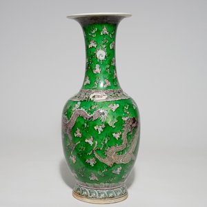 Un vase aux dragons, un vase rouleau et une figure en porcelaine de Chine famille verte, 19ème — photo 4