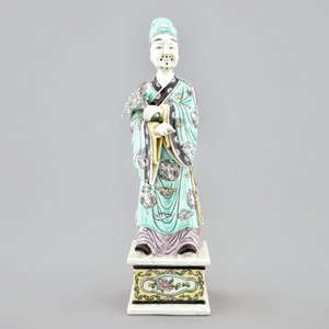 Un vase aux dragons, un vase rouleau et une figure en porcelaine de Chine famille verte, 19ème — photo 9