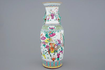 Un vase aux enfants jouants en porcelaine de Chine famille rose, 19ème