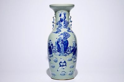 Un vase aux immortels en porcelaine de Chine en bleu et blanc sur fond céladon, 19ème