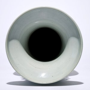 Un vase aux immortels en porcelaine de Chine en bleu et blanc sur fond céladon, 19ème — photo 5