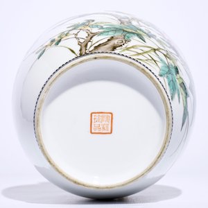 Un vase aux oiseaux sur branches fleuries en porcelaine de Chine famille rose, République, 20ème — photo 6