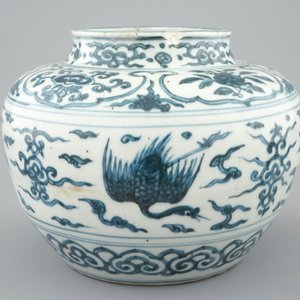 Un vase aux phénix en porcelaine de Chine bleu et blanc, Dynastie Ming — photo 3
