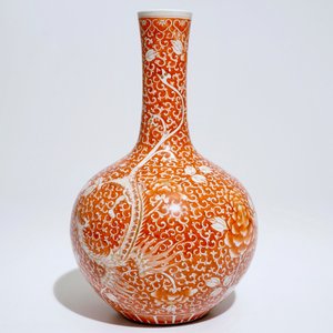 Un vase bouteille aux phénix en porcelaine de Chine en rouge de fer et doré, 19/20ème — photo 4