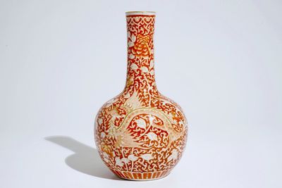 Un vase bouteille aux phénix en porcelaine de Chine en rouge de fer et doré, Guangxu, 19/20ème