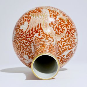 Un vase bouteille aux phénix en porcelaine de Chine en rouge de fer et doré, Guangxu, 19/20ème — photo 6