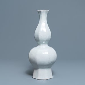 Un vase bouteille de forme octagonale en faïence blanche de Delft, Pays-Bas ou France, 18ème — photo 3