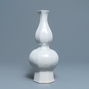 Un vase bouteille de forme octagonale en faïence blanche de Delft, Pays-Bas ou France, 18ème — photo 5