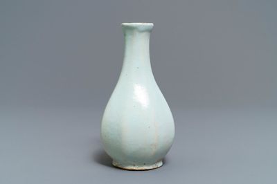 Un vase bouteille de forme octagonale en faïence blanche de Delft, Pays-Bas ou France, 18ème