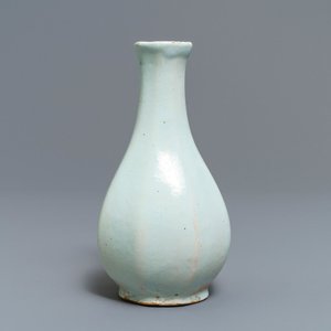 Un vase bouteille de forme octagonale en faïence blanche de Delft, Pays-Bas ou France, 18ème — photo 1
