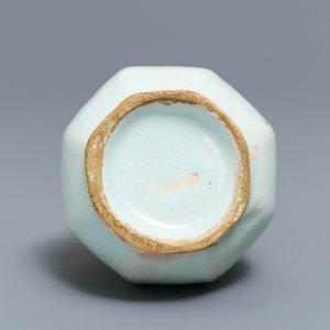 Un vase bouteille de forme octagonale en faïence blanche de Delft, Pays-Bas ou France, 18ème — photo 5