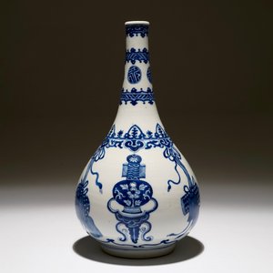 Un vase bouteille en bleu et blanc, Kangxi — photo 3