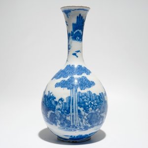 Un vase bouteille en faïence de Delft bleu et blanc à décor chinoiserie, 17ème — photo 1