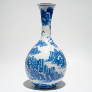 Un vase bouteille en faïence de Delft bleu et blanc à décor chinoiserie, 17ème — photo 4