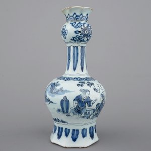 Un vase bouteille en faïence de Delft bleu et blanc, fin du 17ème siècle — photo 1
