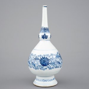 Un vase bouteille en porcelain de Chine, Kangxi, ca. 1700 — photo 2