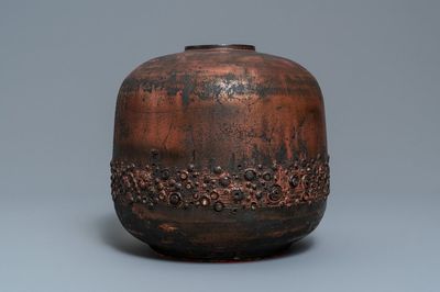 Un vase brutaliste à décor en relief et émail à reflet métallique, Perignem, 2ème moitié du 20ème