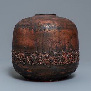 Un vase brutaliste à décor en relief et émail à reflet métallique, Perignem, 2ème moitié du 20ème — photo 1