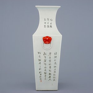 Un vase carré en porcelaine de Chine à décor qianjiang cai et famille rose, 19/20ème — photo 3