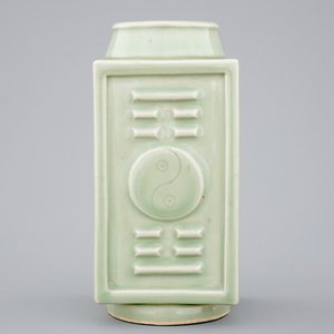Un vase chinois de forme cong en céladon, marque de Yongzheng, 19/20ème — photo 2