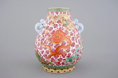 Un vase chinois de forme "hu" au décor famille rose de dragons, probablement Tongzhi, 19ème