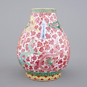 Un vase chinois de forme "hu" au décor famille rose de dragons, probablement Tongzhi, 19ème — photo 2