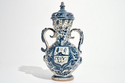 Un vase couvert à deux anses en céramique espagnole en bleu et blanc, Triana, Seville, 18ème
