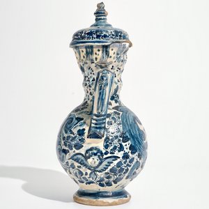 Un vase couvert à deux anses en céramique espagnole en bleu et blanc, Triana, Seville, 18ème — photo 4
