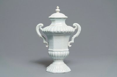 Un vase couvert à deux anses en faïence blanche de Delft, fin du 17ème
