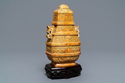Un vase couvert de forme archaïque en ivoire sur socle en bois, Chine, vers 1900