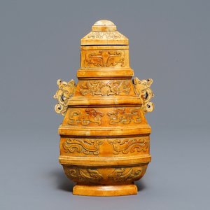 Un vase couvert de forme archaïque en ivoire sur socle en bois, Chine, vers 1900 — photo 4