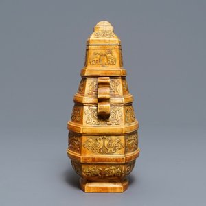 Un vase couvert de forme archaïque en ivoire sur socle en bois, Chine, vers 1900 — photo 5