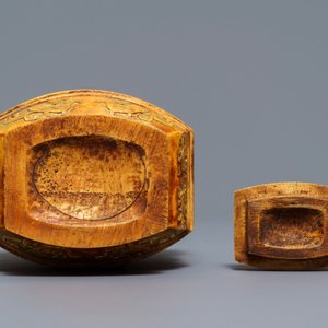 Un vase couvert de forme archaïque en ivoire sur socle en bois, Chine, vers 1900 — photo 6