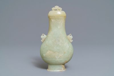 Un vase couvert de forme archaïque en jade céladon, Chine, 19ème
